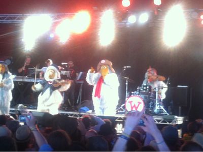 They must be bloody boiling in those suits. #Wombles #Glasto @GlastoFest