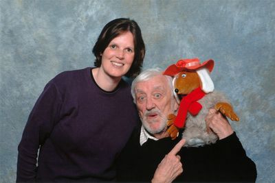 Bernard Cribbins pointing at Orinoco