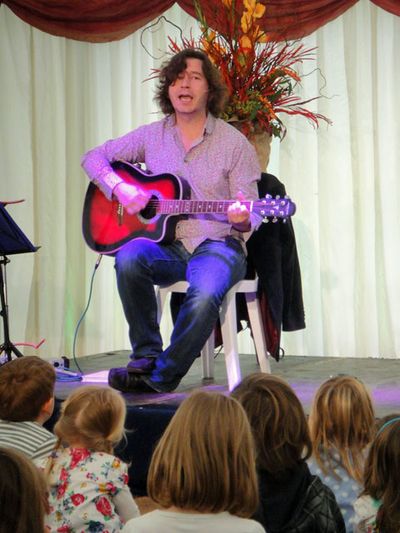 Julian Butler sings The Wombling Song