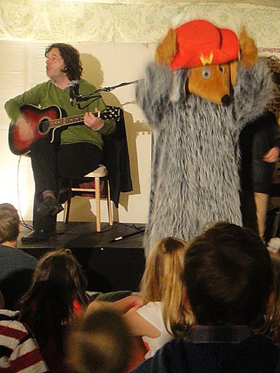 Orinoco dances to The Wombling Song