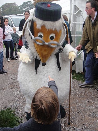 A little boy points at Uncle Bulgaria