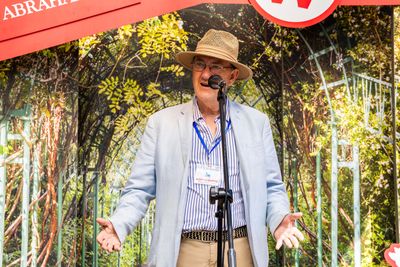 Marcus Robertson makes his speech Close-up of Marcus Robertson making a speech