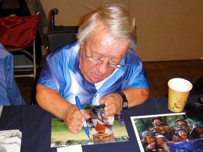 Kenny Baker signing his autograph Kenny Baker signing his autograph